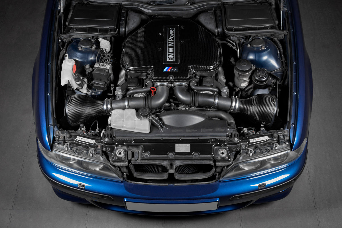 Einbaubeispiel im BMW E39 M5 – Ansaugung, M-Emblem und M-Power-Leiste nicht enthalten