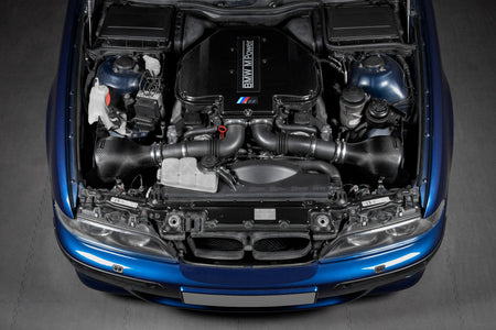 Einbaubeispiel im BMW E39 M5 – Ansaugung, M-Emblem und M-Power-Leiste nicht enthalten